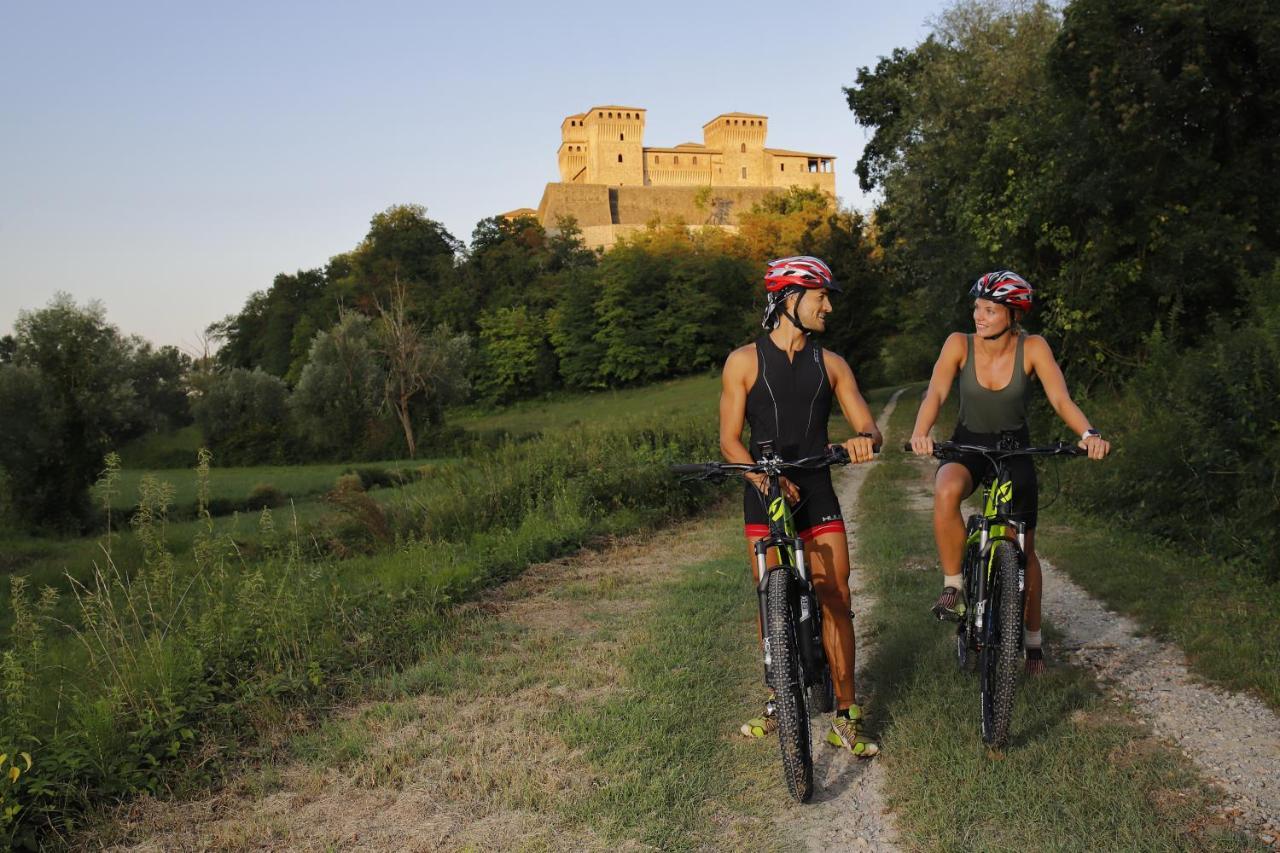 La Locanda Del Borgo Torrechiara Экстерьер фото