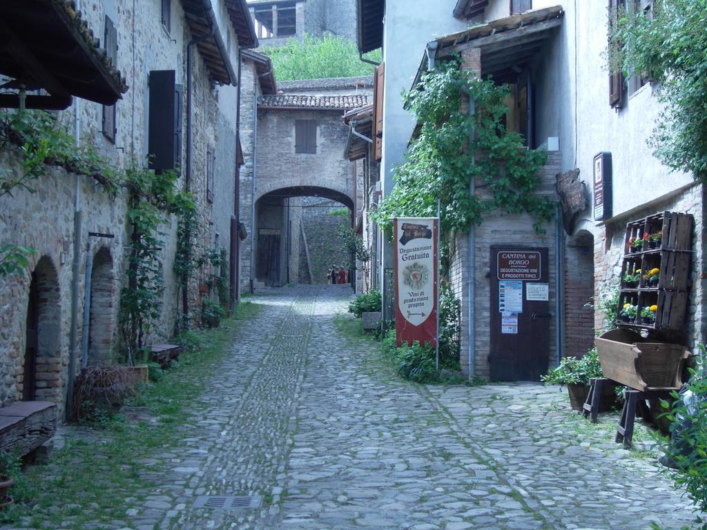 La Locanda Del Borgo Torrechiara Экстерьер фото